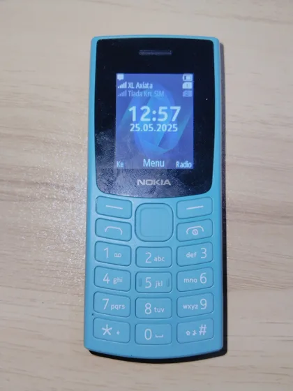 Nokia 106 (2023) tuşlu telefon, önden Nokia 105 (2023) ile aynı