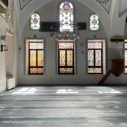 Halı serili, sade bir mescidin içi
