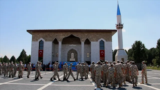 Kütahya Hava Er Eğitim Tugayı'ndaki Zafer Camisi'nin önünde yürüyen askerler