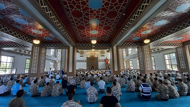 Zafer Camisi'nin içinde cuma namazına oturmuş askerler